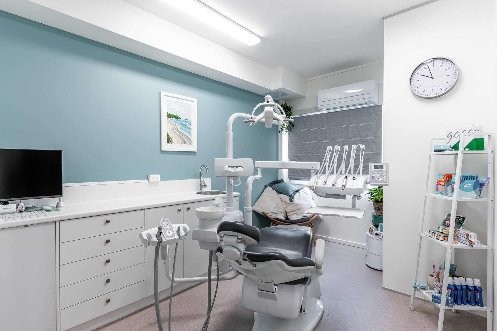 Dental surgery chair